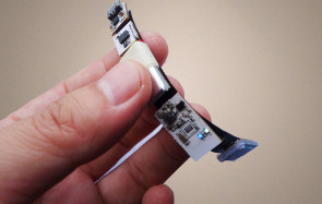 Atomwear ist ein modulares Open-Source-Wearable für Bastler. Das smarte Armband kann nach Belieben mit verschiedenen Sensoren und Modulen versehen und mit dem Smartphone verbunden werden. 