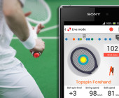 Smart Wearables finden jetzt auch im Sport Einsatz. Sonys Smart Tennis Sensor analysiert Spiel und Techniken von Tennis-Spielern und zeigt die Ergebnisse auf dem Smartphone an.