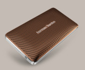 Vom HiFi-Spezialisten Harman Kardon kommt mit dem Esquire Mini ein neuer portabler Lautsprecher, der neben seinen kompakten Abmessungen auch durch die verwendeten Materialien überzeugen soll.