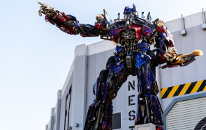 Google greift Amazon im Cloud-Bereich an - und kauft Zync Render. Die Firma, deren Software zur Erstellung von Special Effects auch im Film "Transformers" verwendet wurde, nutzte bisher Amazon-Server. 