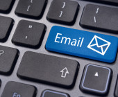 E-Mails sind aus dem Arbeitsleben nicht mehr wegzudenken. Bei der schnellen Kommunikation kann einem aber leicht auch eine flapsige Bemerkung herausrutschen - ein möglicher Grund für eine Abmahnung.