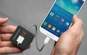 Manchmal müsste der Smartphone-Akku nur 2 Stunden länger durchhalten. Der kleine, externe Akku von Native Union macht es möglich. Außerdem vergisst man nie, ihn wieder aufzuladen. 