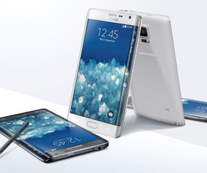Neben dem bereits erwarteten Galaxy Note 4 hat Samsung mit dem Galaxy Note Edge (hier im Bild) überrascht, das ein teilweise gebogenes Display besitzt. Klicken Sie sich hier durch die ersten Bilder.
