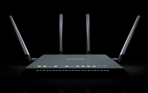 Netgears Router-Familie hat Zuwachs bekommen: Der neue Nighthawk X4 R7500 funkt im 2,4- und 5-GHz-Band von WLAN-ac und teilt die Bandbreite anwendungsabhängig auf verbundene Geräte auf. 