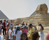 Auf nach Ägypten, durch die Pyramiden von Gizeh streifen und die Sphinx mit der mit Chephren-Pyramide im Hintergrund besichtigen. Mit Google Street View ist dies nun auch virtuell möglich.
