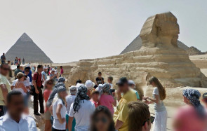 Auf nach Ägypten, durch die Pyramiden von Gizeh streifen und die Sphinx mit der mit Chephren-Pyramide im Hintergrund besichtigen. Mit Google Street View ist dies nun auch virtuell möglich. 