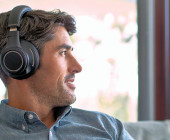 Das Nobel-Headset BackBeat Pro von Plantronics blendet automatisch Störgeräusche durch sogenanntes Noise Cancelling aus. Der Bluetooth-Kopfhörer soll eine Wiedergabezeit von 24 Stunden erlauben.