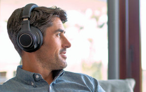 Das Nobel-Headset BackBeat Pro von Plantronics blendet automatisch Störgeräusche durch sogenanntes Noise Cancelling aus. Der Bluetooth-Kopfhörer soll eine Wiedergabezeit von 24 Stunden erlauben. 