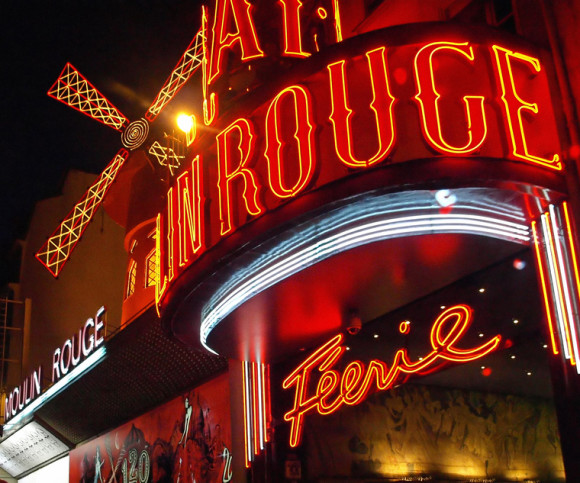Paris mit dem Moulin Rouge ist Thema der ersten Ausgabe