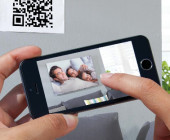 Eine App von Pixum zeigt auf dem Smartphone, wie ein Foto-Wandbild in den eigenen vier Wänden wirken würde. Die Augmented-Reality-App erleichtert dadurch die Wahl des passenden Motivs und Formats.