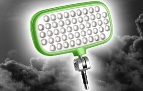 Mit dem Mecalight LED-72smart widmet sich Metz nun auch der Smartphone- und Tablet-Fotografie. Der kompakte Blitz liefert 72 LUX und wird am Kopfhörerausgang des Smartphones angeschlossen. 