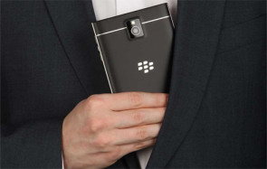 Das neue Oberklasse-Smartphone Blackberry Passport hat ein ungewöhnliches Design mit einem quadratischen Display und einer Touchpad-ähnlichen kapazitiven Tastatur. 