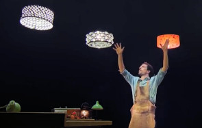 Der Cirque du Soleil zeigt auf Youtube eine beeindruckende Multicopter-Show. Der in Zusammenarbeit mit dem ETH Zürich entstandene Film zeigt 10 Quadcopter, die als Lampenschirme verkleidet “tanzen”. 