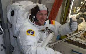 Der deutsche ESA-Astronaut Alexander Gerst hat heute seinen ersten Außeneinsatz an der internationalen Raumstation ISS. Der Weltraumspaziergang wird von der NASA per Livestream übertragen. 