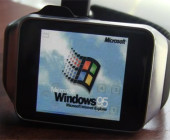 Nostalgie am Handgelenk: Der 16-jährige Programmierer Corbin Davenport hat Microsofts Windows 95 auf einer Samsung Smartwatch zum Laufen gebracht.