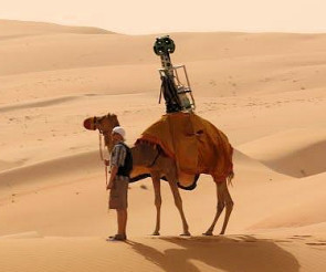 Reiten Sie mit Google auf einem Kamel durch die weiten Dünen der Arabischen Wüste. Die Aufnahmen des Street View Trekkers zeigen Ihnen diesmal die Liwa-Oase im Emirat Abu Dhabi. 