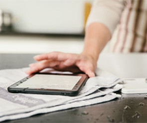 Mit dem neuen Tolino Vision 2 sagt der deutsche Buchhandel dem Online-Riesen Amazon abermals den Kampf an. Der E-Book-Reader ist wasserdicht und soll pünktlich zu Weihnachten auf den Markt kommen. 