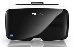 Die Optik-Experten von Carl Zeiss bringen mit der VR One ein Virtual-Reality-Headset im Stil der Samsung Gear VR. Die 3D-Brille soll mit allen Smartphones von 4,7 bis 5,3 Zoll kompatibel sein. 