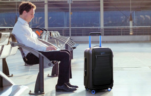 Das ist der richtige Koffer für Technik-Fans: Das Bluesmart Suitcase lässt sich mit der passenden App per Smartphone oder Tablet öffnen und abschließen, wiegen und orten. 