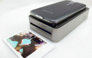 Smartphones zum Telefonieren, fotografieren, organisieren, chatten und jetzt auch als Drucker. Der Mini-Printer SnapJet verwandelt digitale Schnappschüsse auch unterwegs in echte Bilder. 