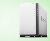 Synology hat seine neue Diskstation DS215j veröffentlicht. Im Gegensatz zum Vorgängermodell DS213j kommen nun ein Dualcore-Prozessor und das Betriebssystem DSM 5.1 in dem NAS zum Einsatz.