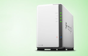 Synology hat seine neue Diskstation DS215j veröffentlicht. Im Gegensatz zum Vorgängermodell DS213j kommen nun ein Dualcore-Prozessor und das Betriebssystem DSM 5.1 in dem NAS zum Einsatz. 