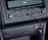 Das Jabra Streamer wird per Klinke an das Soundsystem des Autos angeschlossen