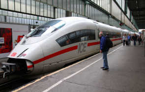 200 Millionen Euro sollen in den nächsten Jahren in den Fernverkehr der deutschen Bahn fließen. Die Investitionen sollen unter anderem dem Aufbau eines kostenlosen WLAN-Netzes zu Gute kommen. 