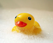 Edwin Gummi-Ente in Badewanne