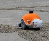 Disney Beachbot Roboter malt Bilder in Sand