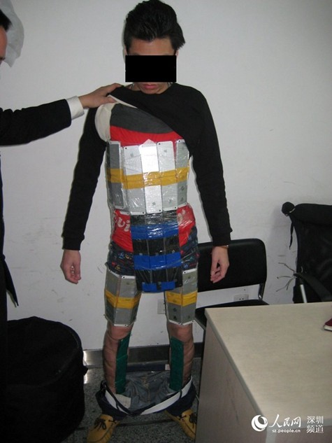 Dreister Schmuggel-Versuch: Ein Chinese klebte sich 94 iPhones an den Körper Dreister Schmuggel-Versuch: Ein Chinese klebte sich 94 iPhones an den Körper