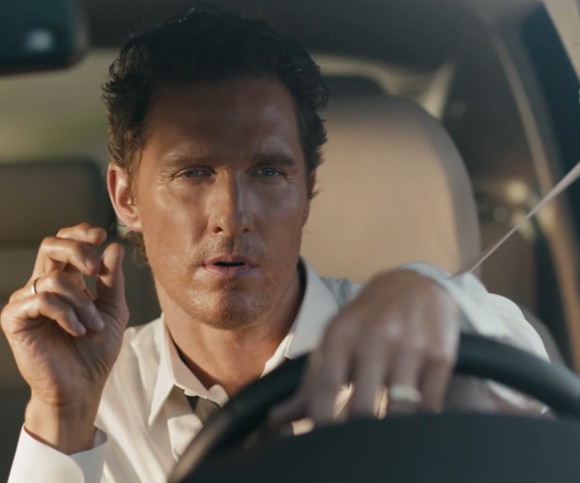 Matthew McConaughey sitzt im Lincoln 