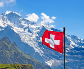 Schweizer Flagge vor Bergen