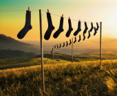 Socken an einer Wäscheleine im Sonnenuntergang