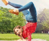 Lebara-Frau macht Gymnastik im Park