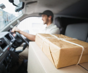 Autofahrer mit Paket 