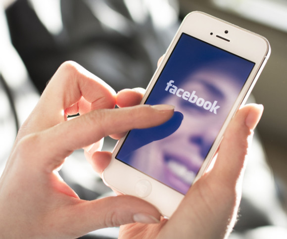 Frau surft auf Facebook am Smartphone Frau surft auf Facebook am Smartphone