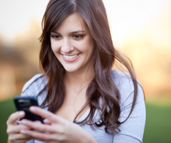 Frau mit Smartphone 