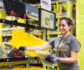 Frau im Amazon Lager 