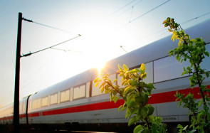 Zug-Wagon im Sonnenuntergang 