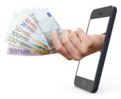Hand mit Geldscheinen kommt aus Handy
