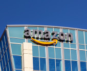 Gebäude mit Amazon-Schriftzug auf Fassade