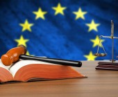 EU-Fahne Gerichtshammer Waage