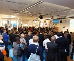 Besucher in einer Messehalle auf der Internet World 2015 