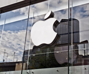 Apple Logo auf Häuserwand 