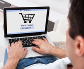 Mann beim Online-Shopping