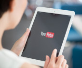 Mann guckt Youtube auf dem Tablet