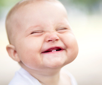 Baby grinst Baby grinst