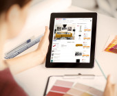 Frau mit Tablet und stylefruits-App