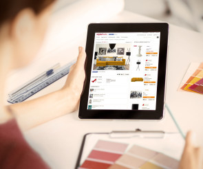 Frau mit Tablet und stylefruits-App 